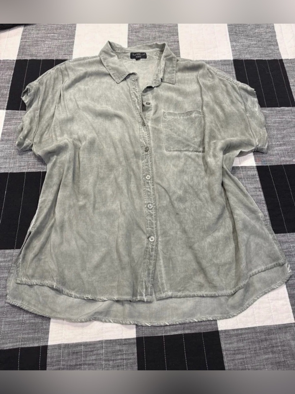 Velvet Heart Sage Green Washed Short-Sleeve Button-Down